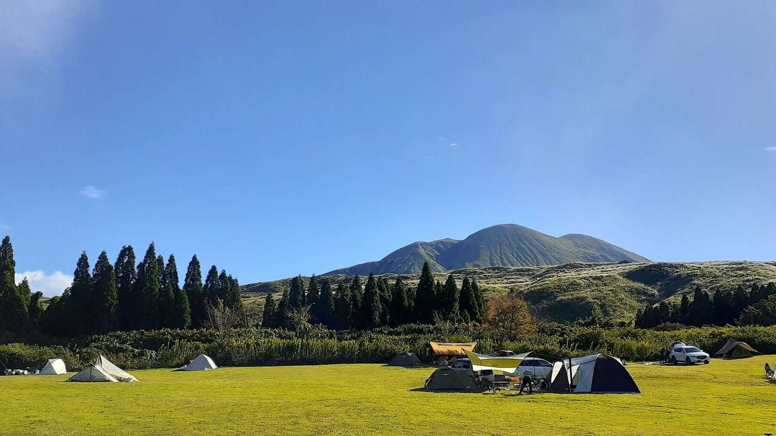 阿蘇山と草原
