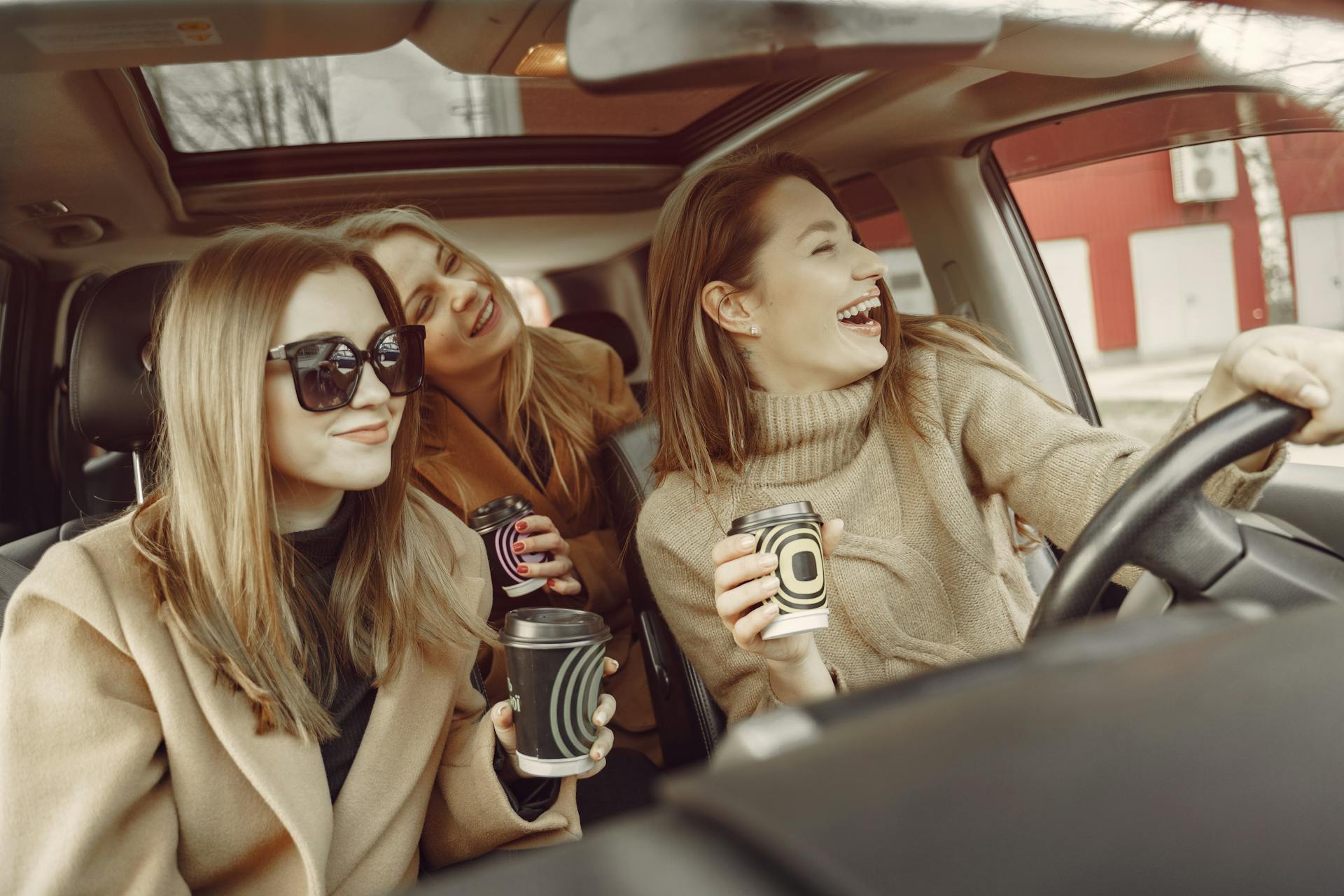 ドライブを、上機嫌に。— 車載ガジェット10選