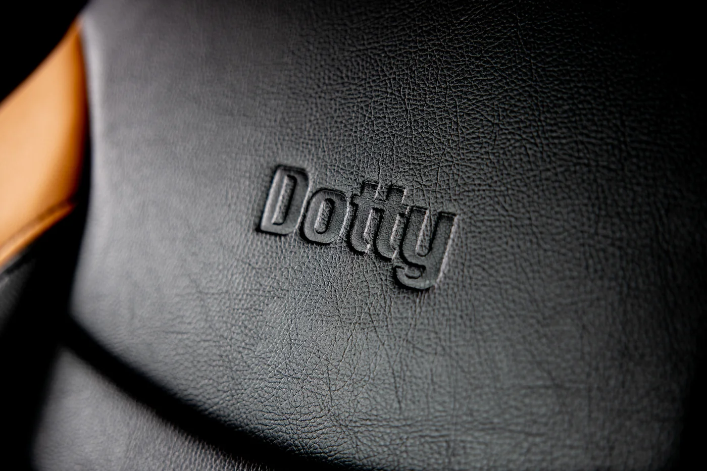 Dotty ロゴが型押しされたシートカバーの寄り写真