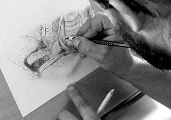Dotty 職人がシートカバーを手描きで設計している様子