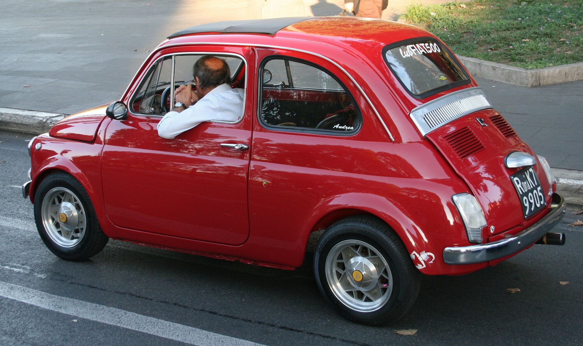 イタリア街中のフィアット500