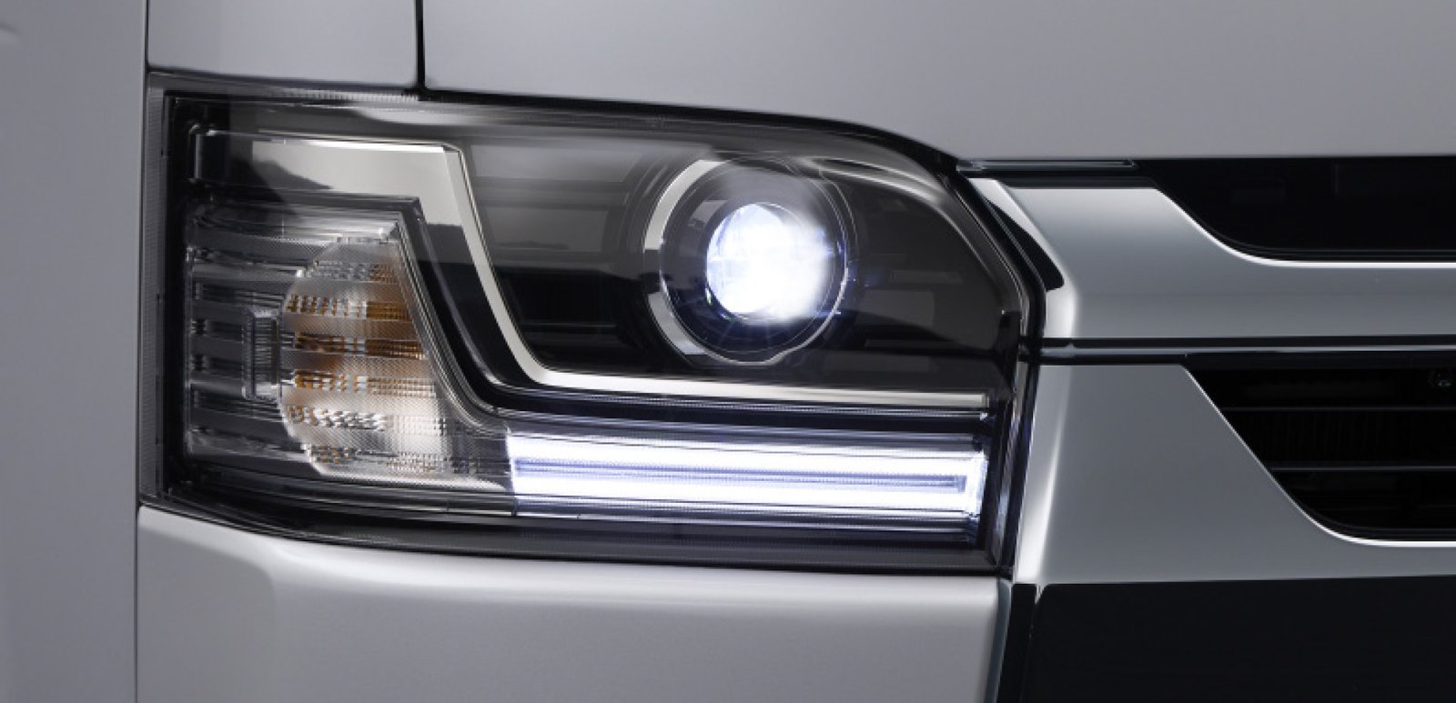 新型ハイエースのBi-Beam LEDヘッドランプ