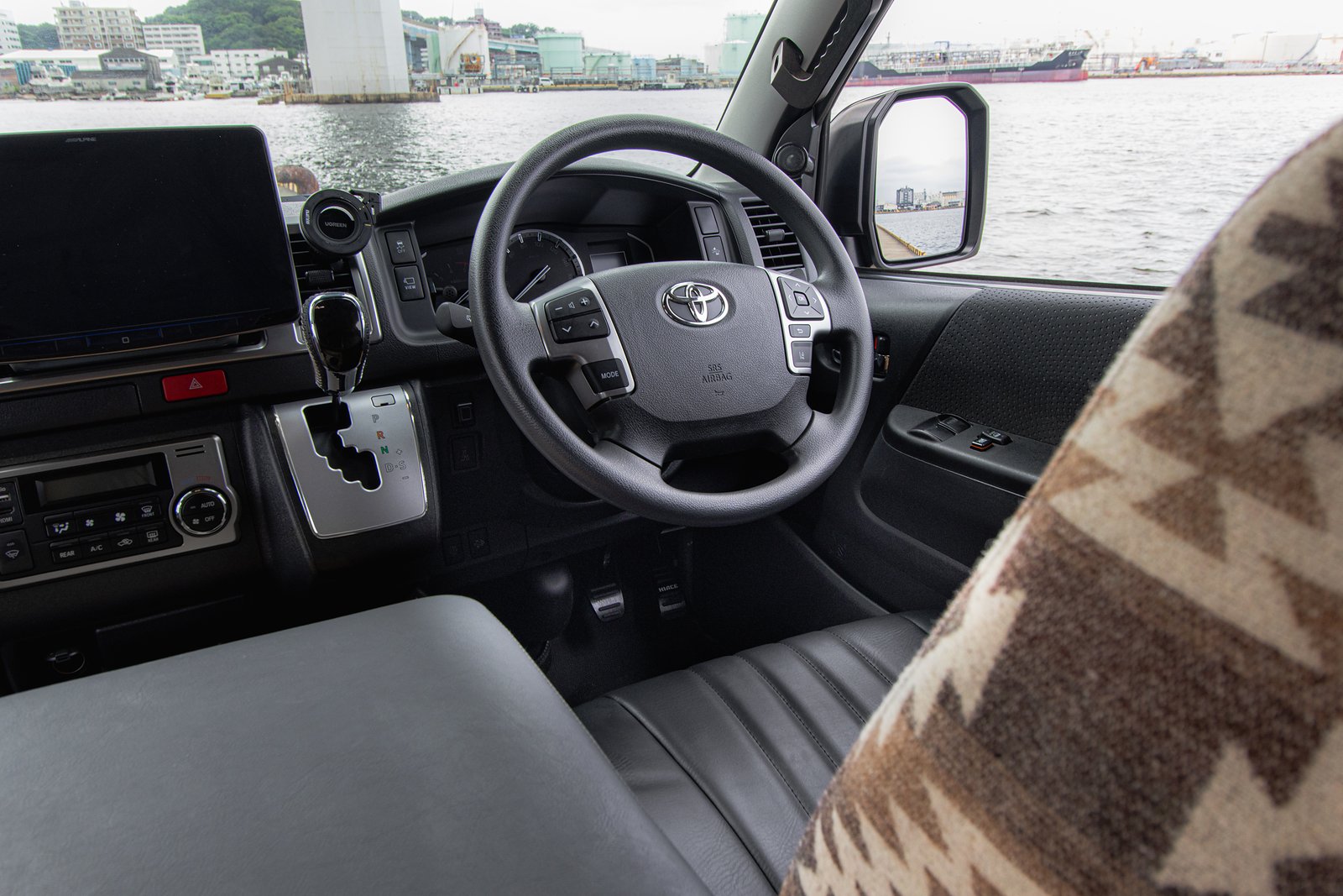 海を背景にしたハイエースの運転席とダッシュボード