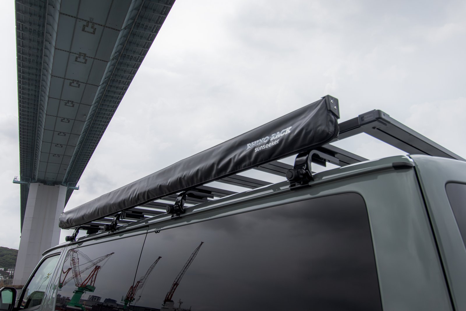 ハイエースのルーフに装着したJAOSフラットラックとRhino-Rack Sunseeker
