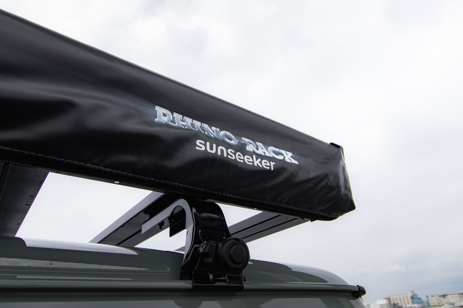 ルーフラックに固定されたRhino-Rack Sunseekerの収納ケース