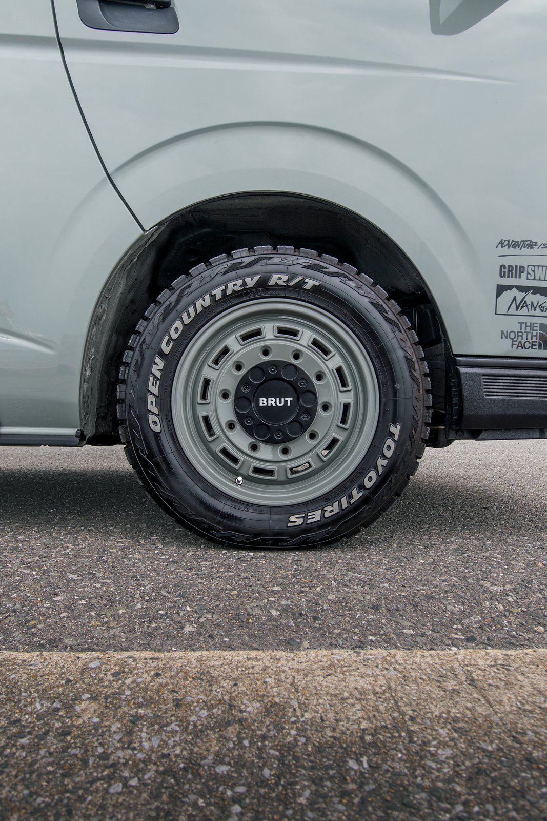 カーキ色のBRUTホイールとTOYO OPEN COUNTRY R/T