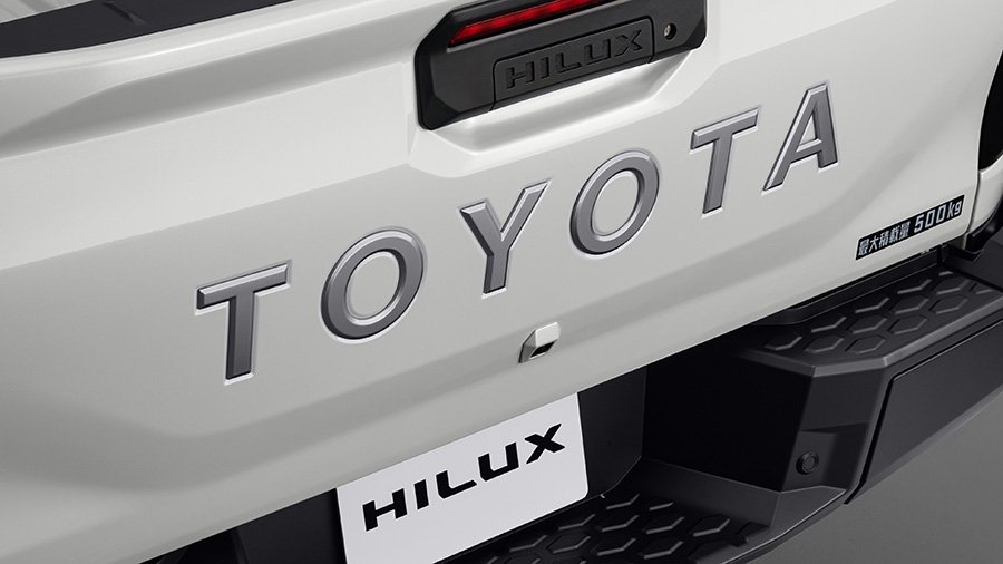新型ハイラックスのシルバーのテールゲートエンブレム