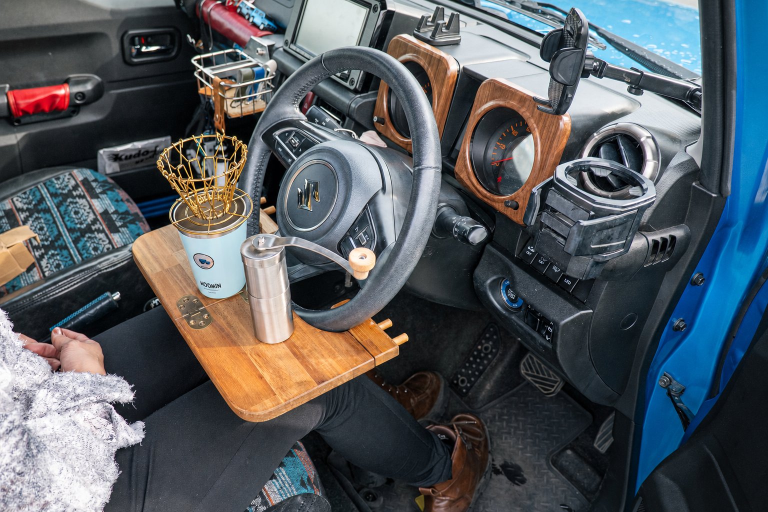 ジムニーの車内でコーヒーを淹れるやよいさん