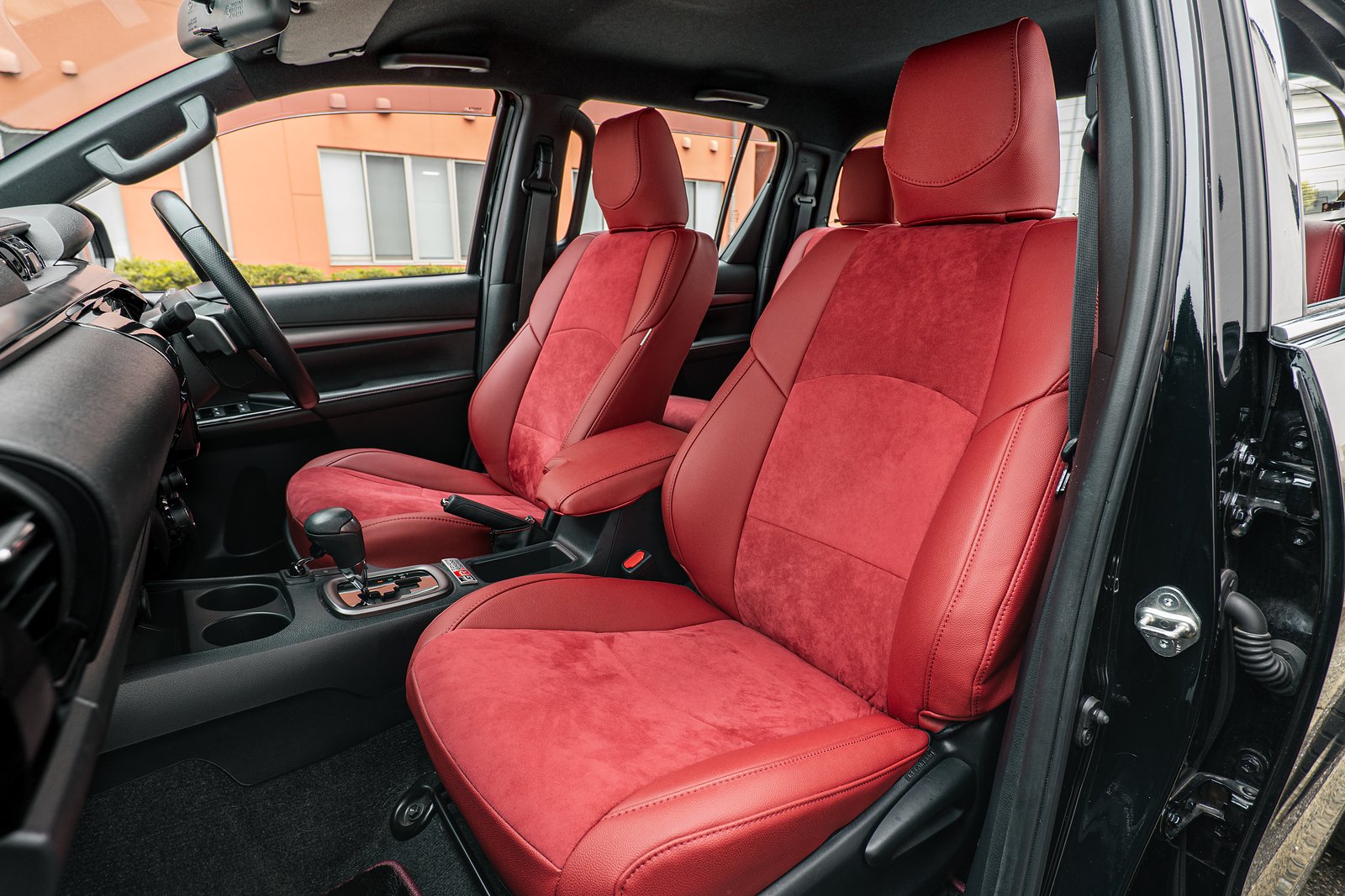 Refinad Alcantara Seriesを装着したハイラックスの前席