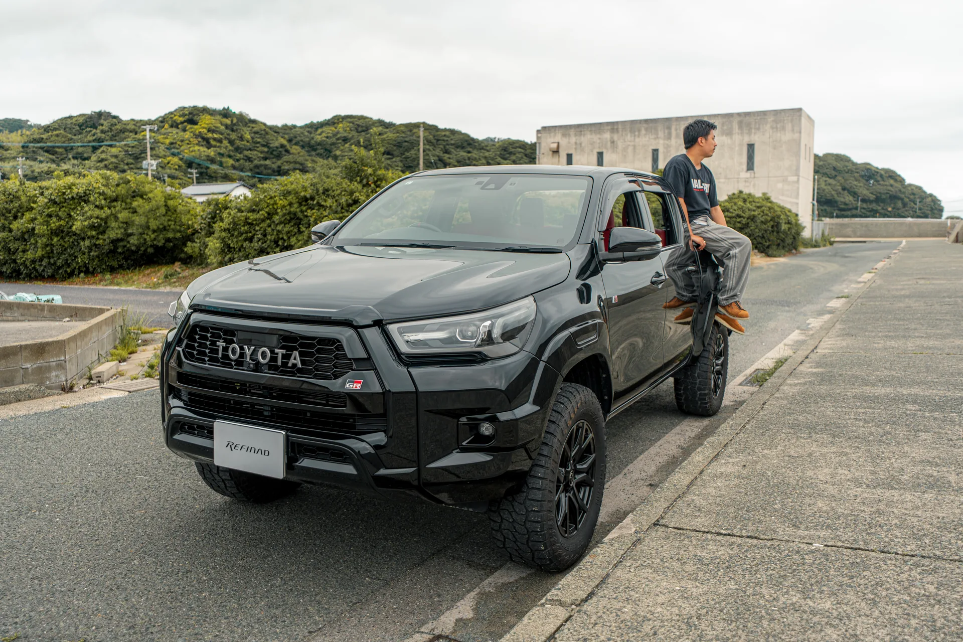 海沿いに停めたKyosukeさんの黒いハイラックス Z GR SPORT