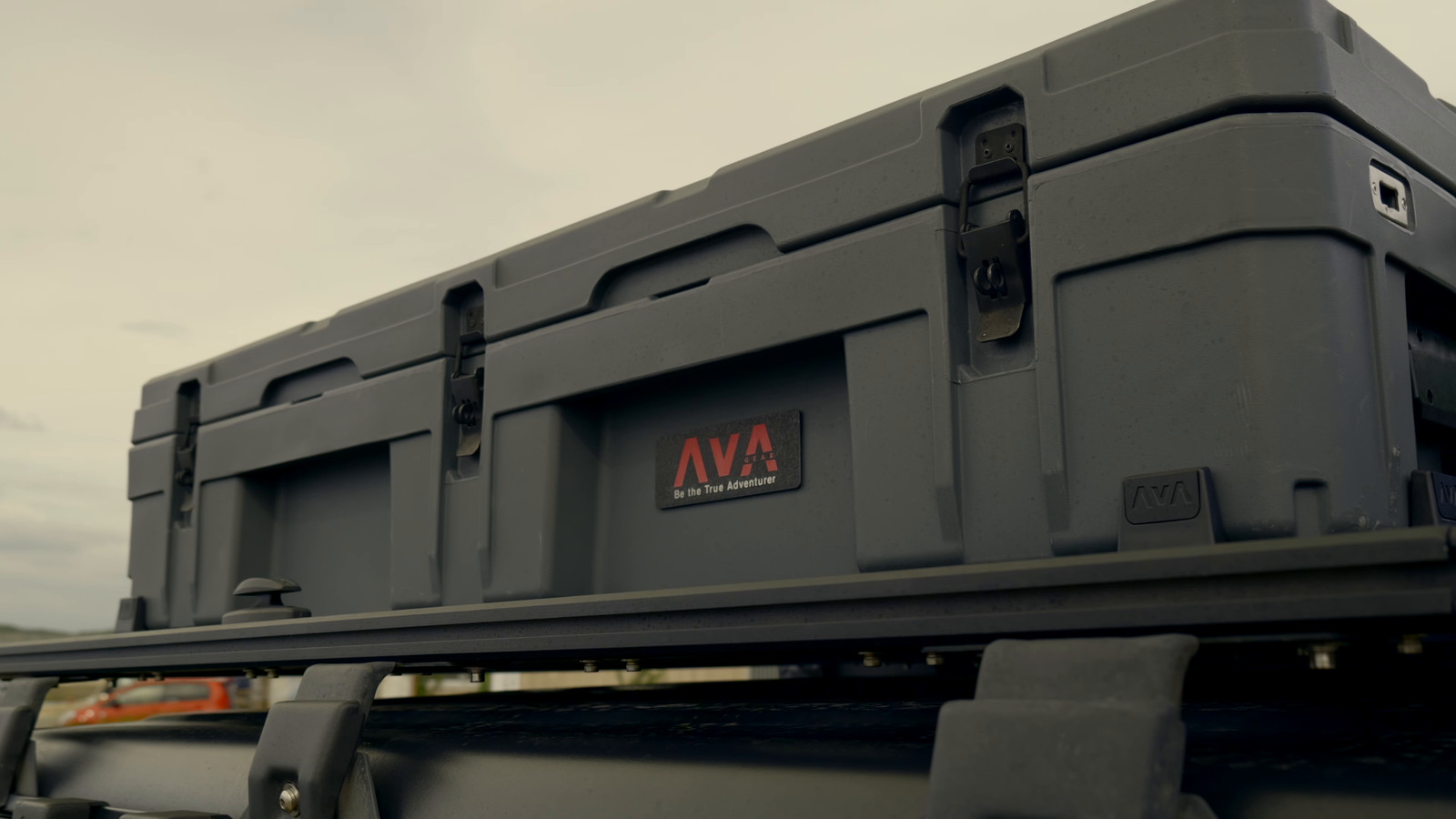 AVA GEARのロゴが入ったグレーの収納ボックスと、その下のルーフラック
