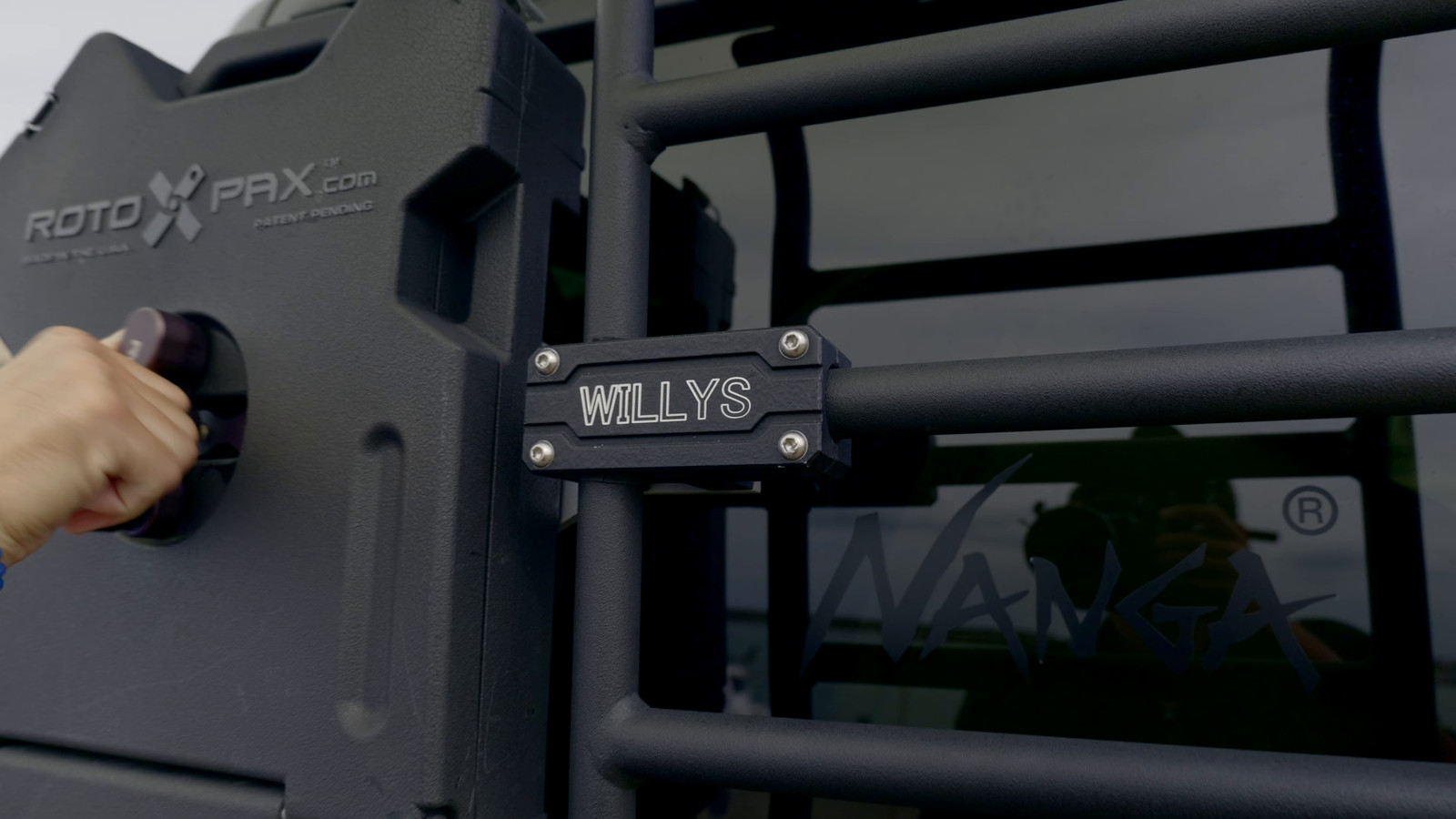ラダーと収納ボックスの間に付いた、WILLYSの文字がある固定用パーツ