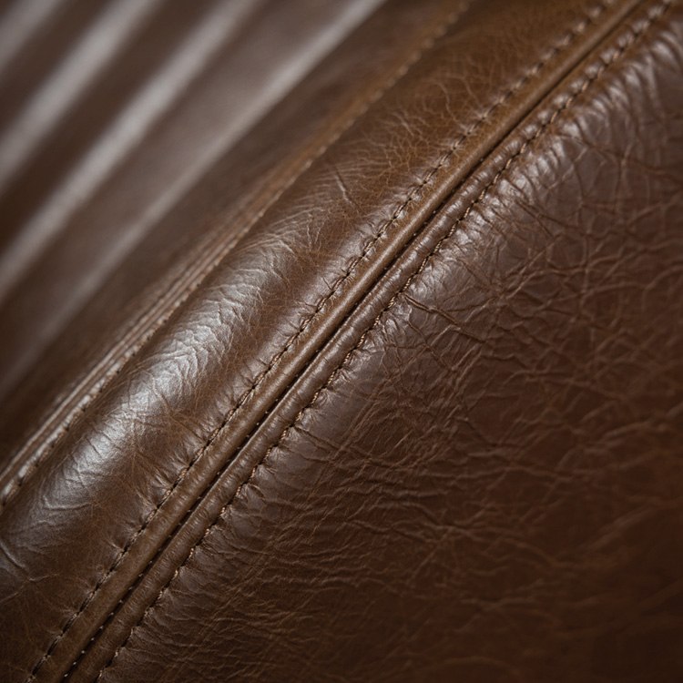Refinad Old Leatherのブラウンレザーとダブルステッチの接写