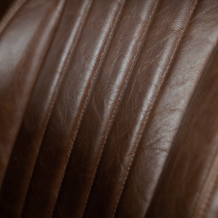 Refinad Old Leatherのブラウンレザーと縦リブの接写