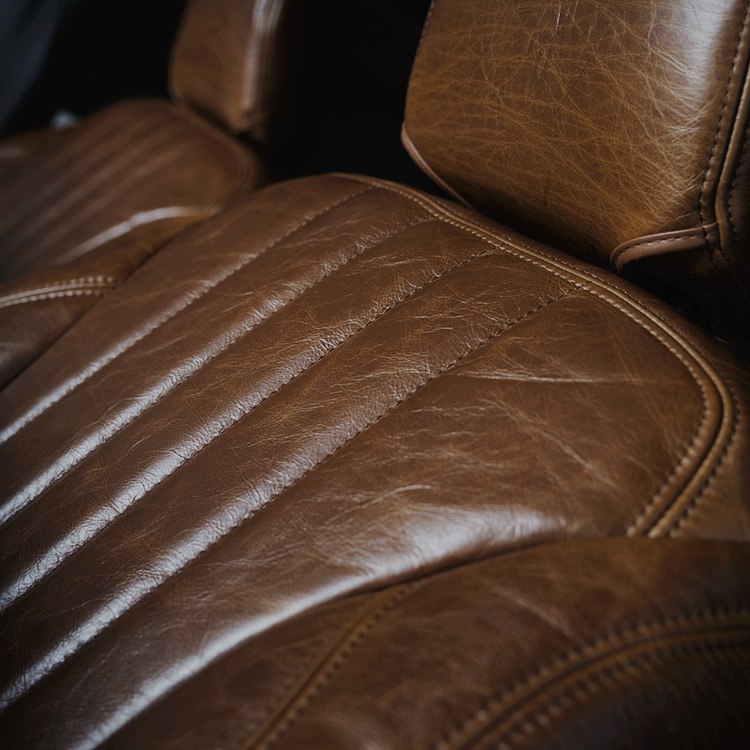 Refinad Old Leatherのブラウンレザーシートの座面と背もたれ
