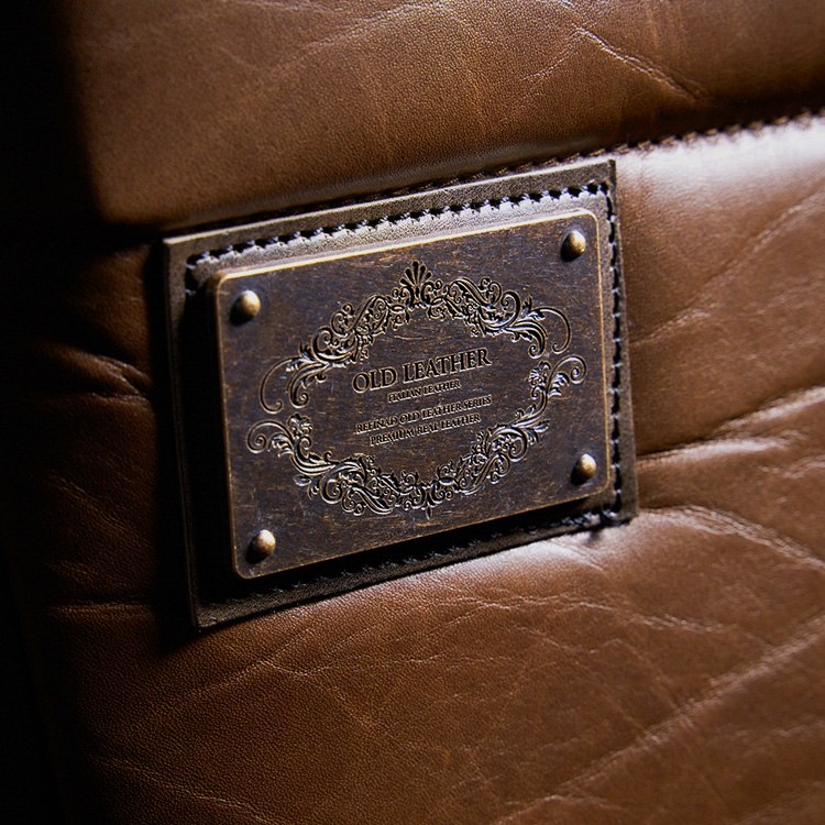 Refinad Old Leatherの金属製ブランドプレート