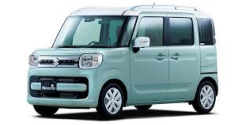 スペーシアの外観参考画像。淡いグリーンの車体と横長のヘッドライト