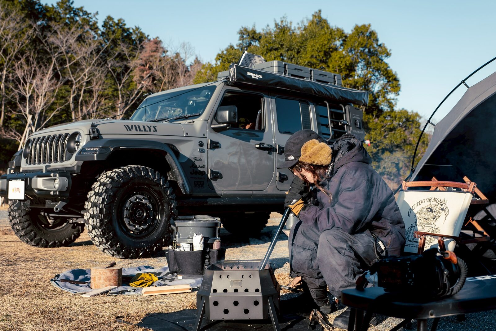 Jeep ラングラーとキャンプサイト