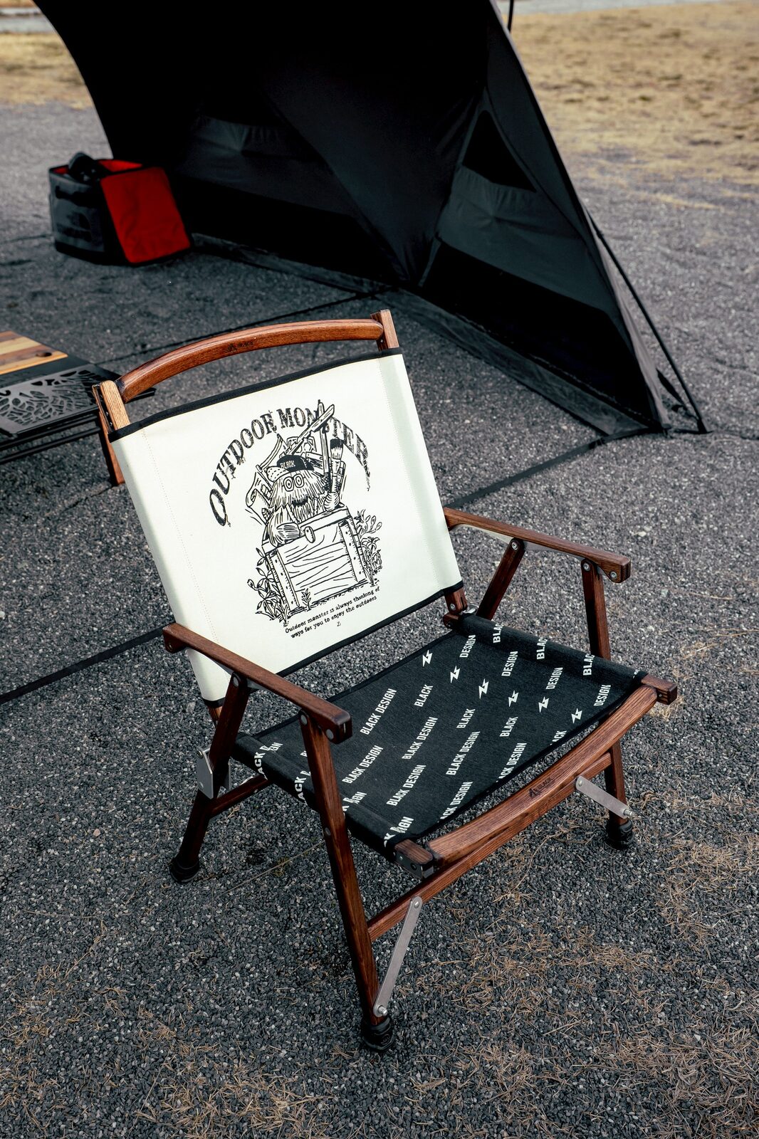 BLACK DESIGN × OUTDOOR MONSTER チェア背面ロゴ