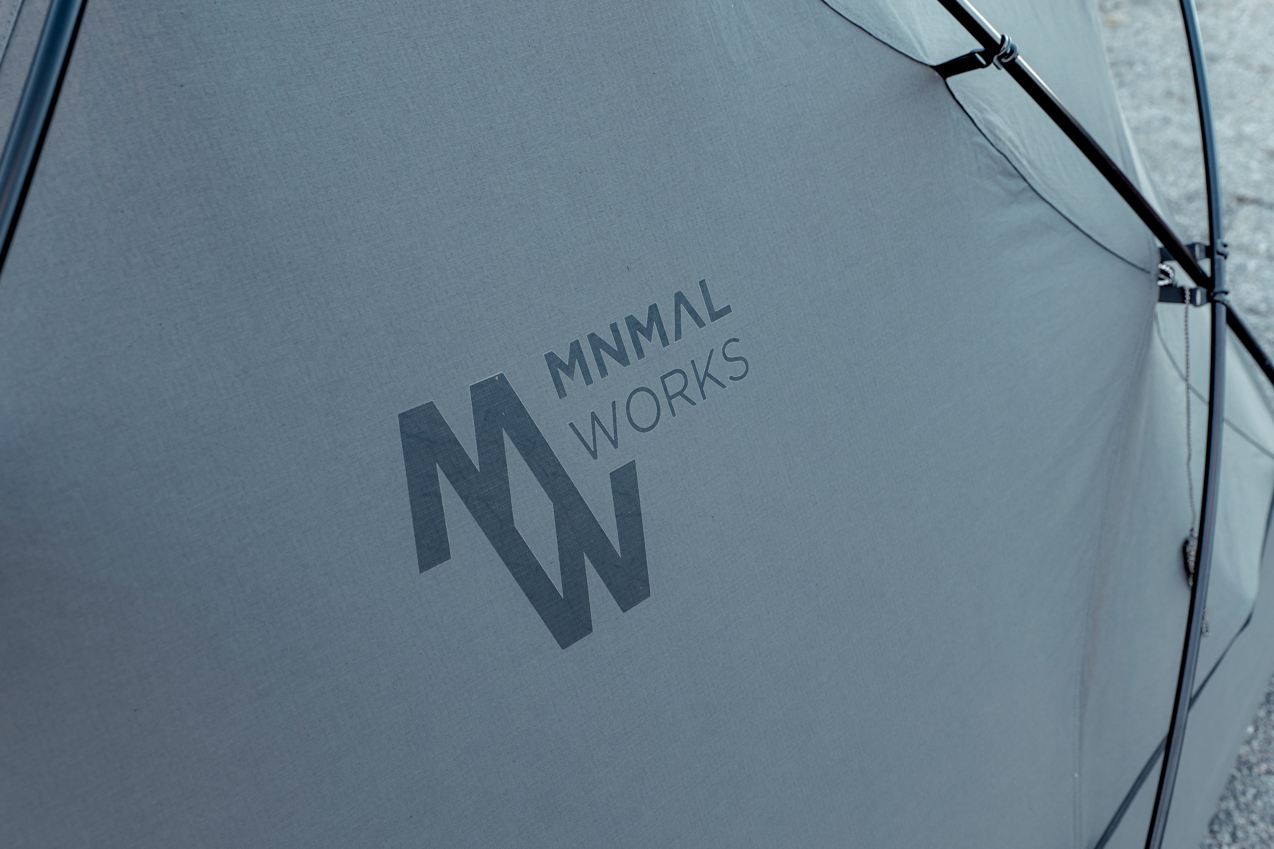 MINIMAL WORKS テント生地のブランドロゴ