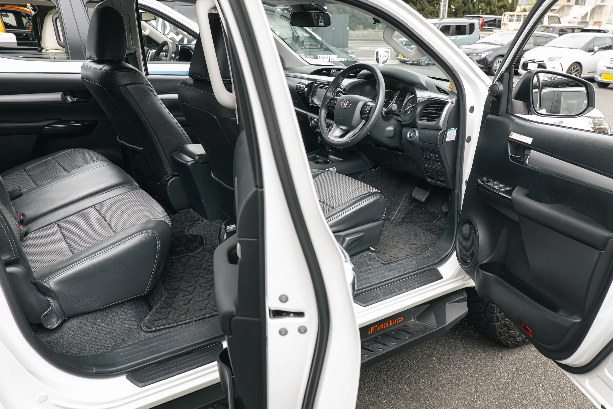 ハイラックスの前後席に装着した車種専用フロアマット