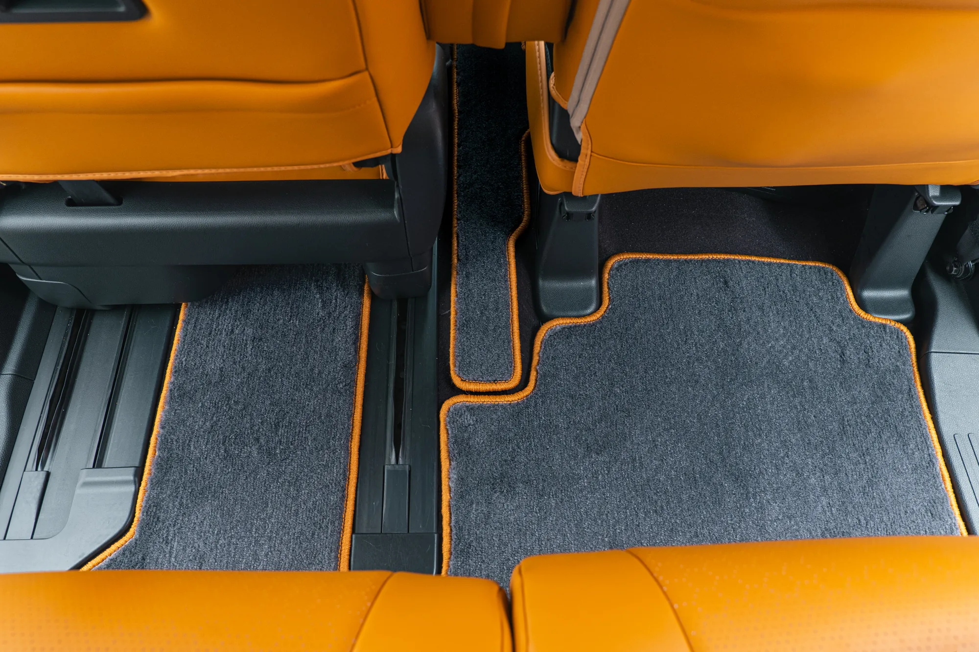 N-BOXに装着したオレンジパイピングの車種専用フロアマット