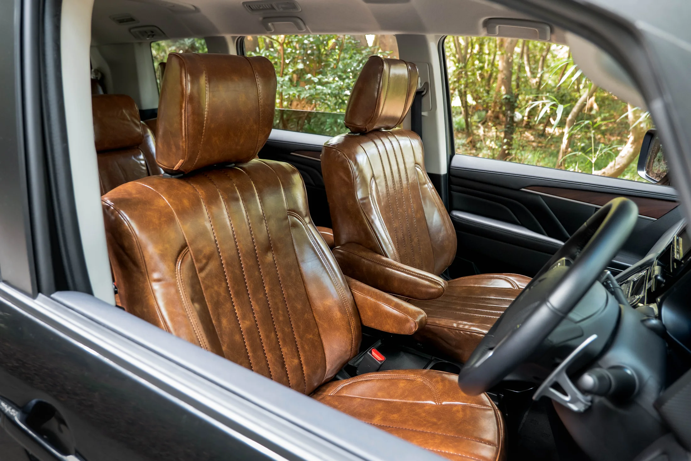 デリカD:5専用シートカバー4シリーズの実車比較