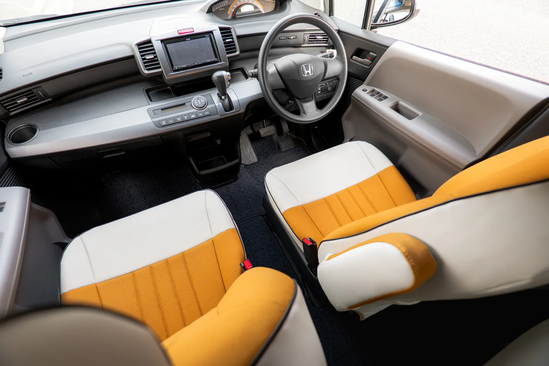 運転席から見たフリードのコックピットとキャンバスシート
