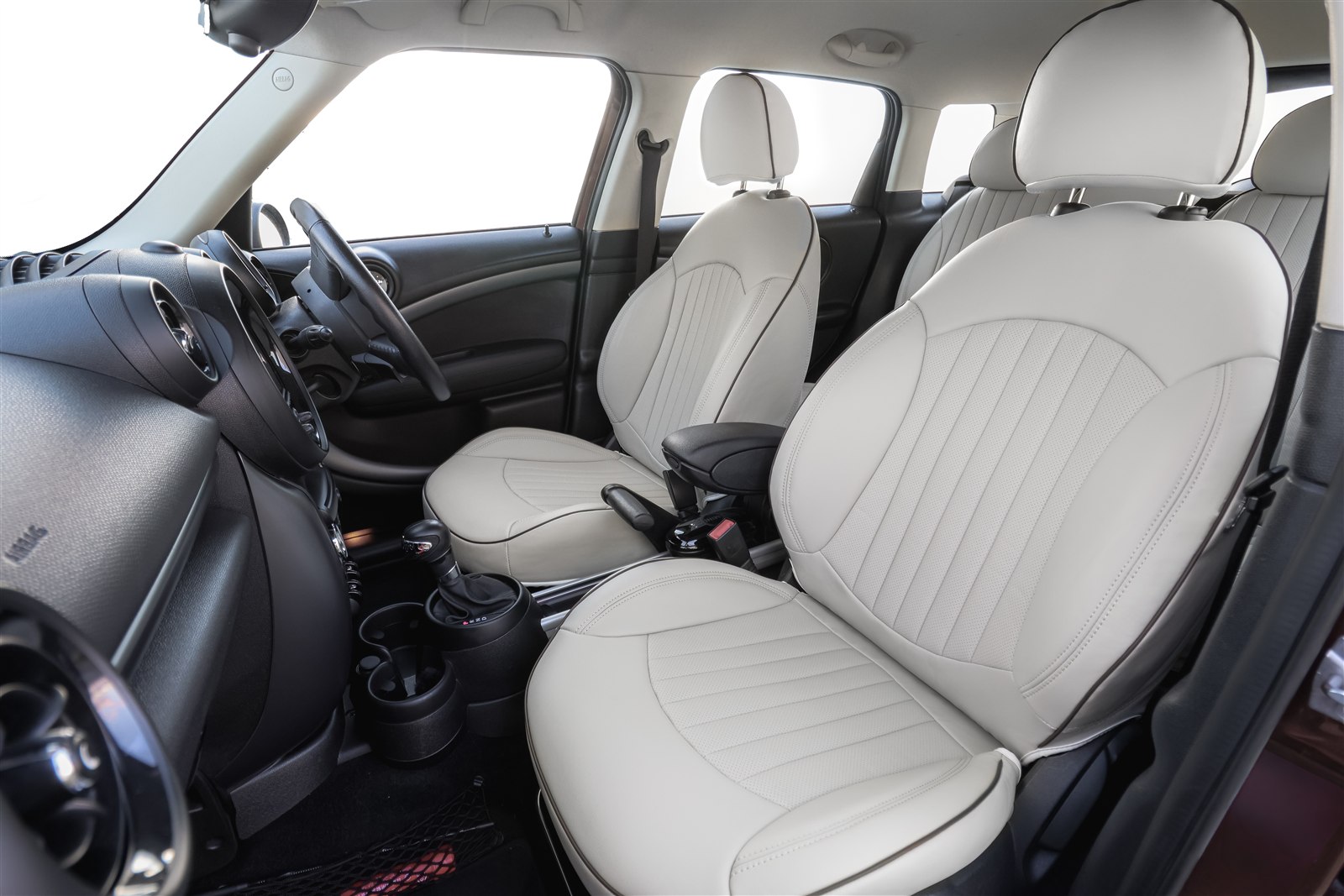 運転席側から見たバニラアイボリーのMINI車内