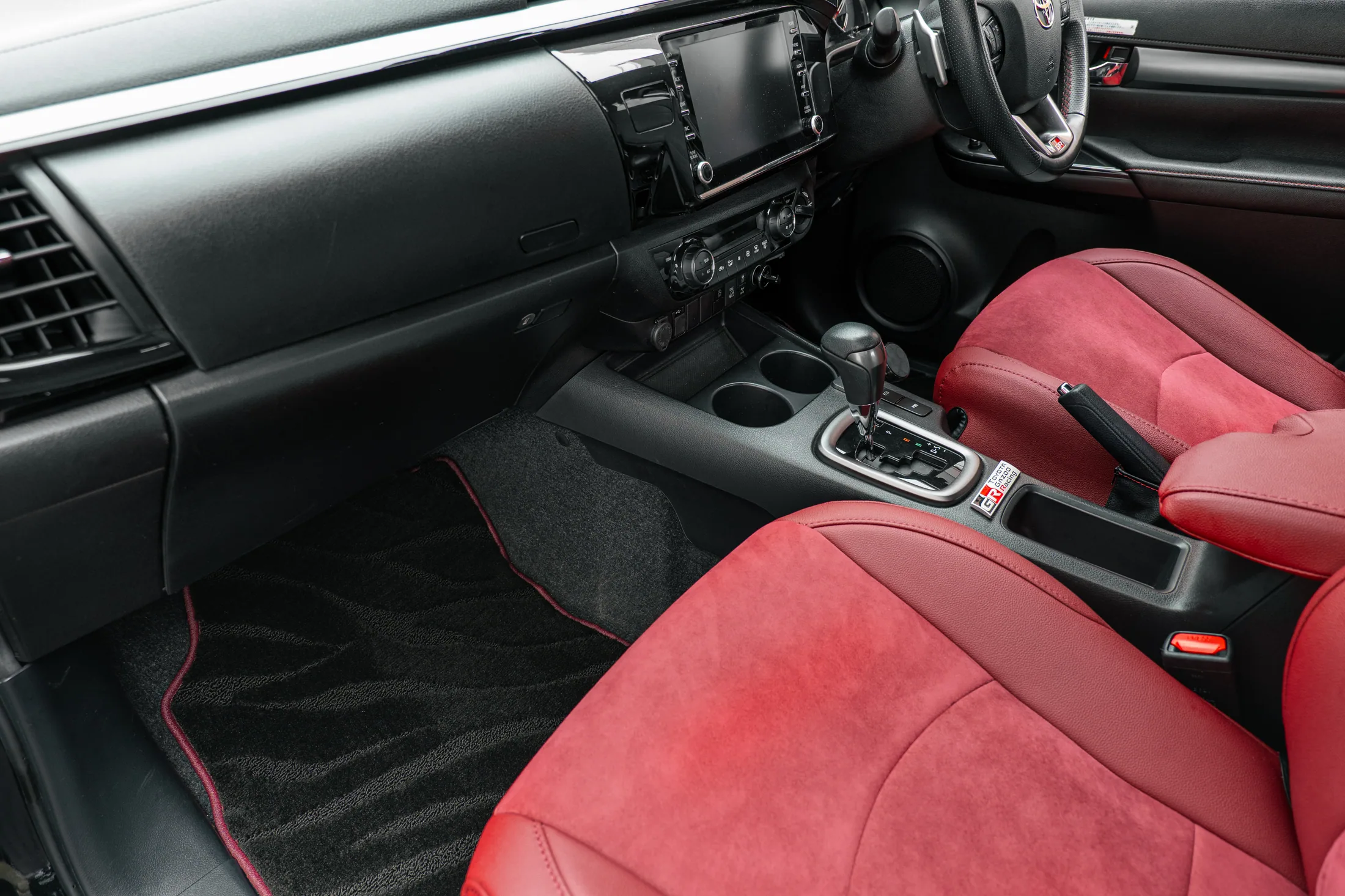 Refinad Alcantaraとフロアマットを組み合わせたハイラックスの車内