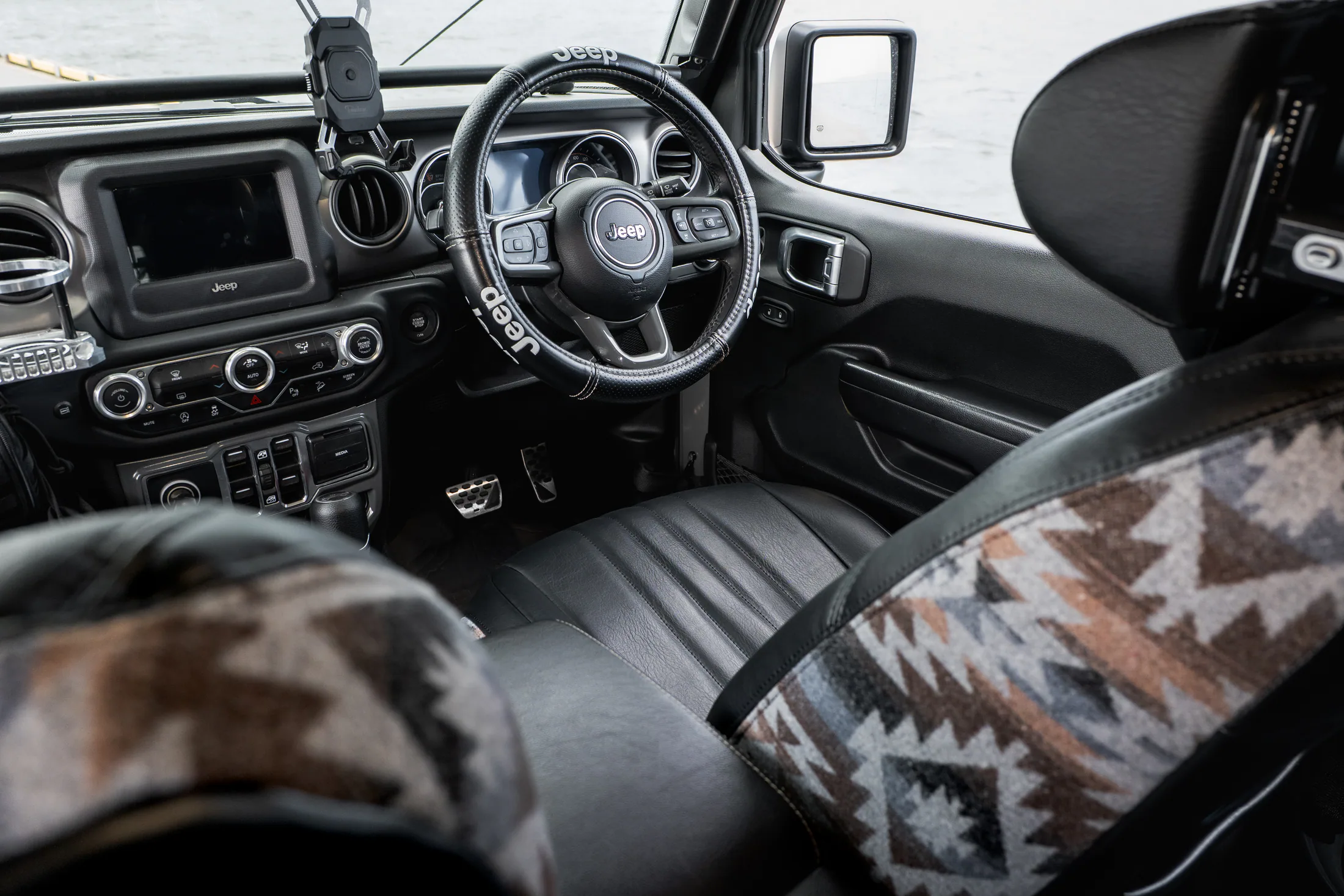 Heritage FieldとJEEPラングラーのコックピット