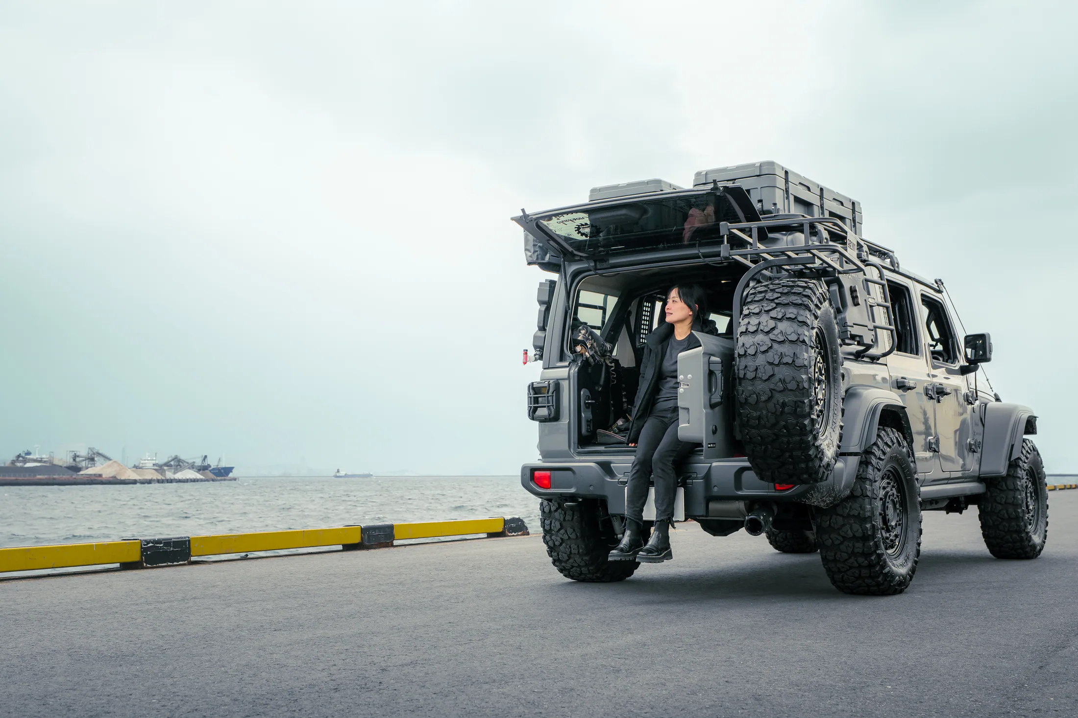水辺に停車したJEEPラングラーとアウトドアシーン