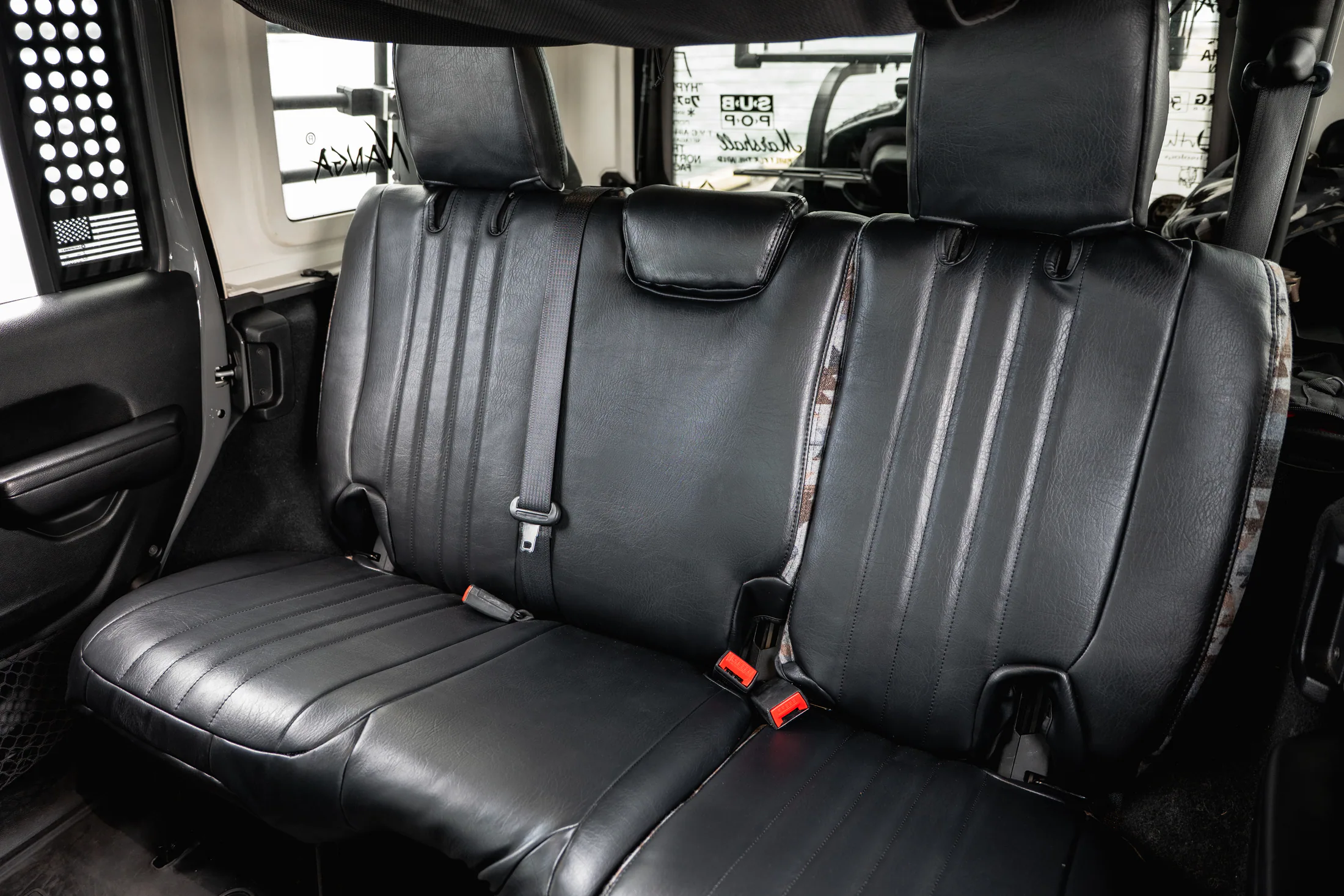別角度から見たJEEPラングラーの後席