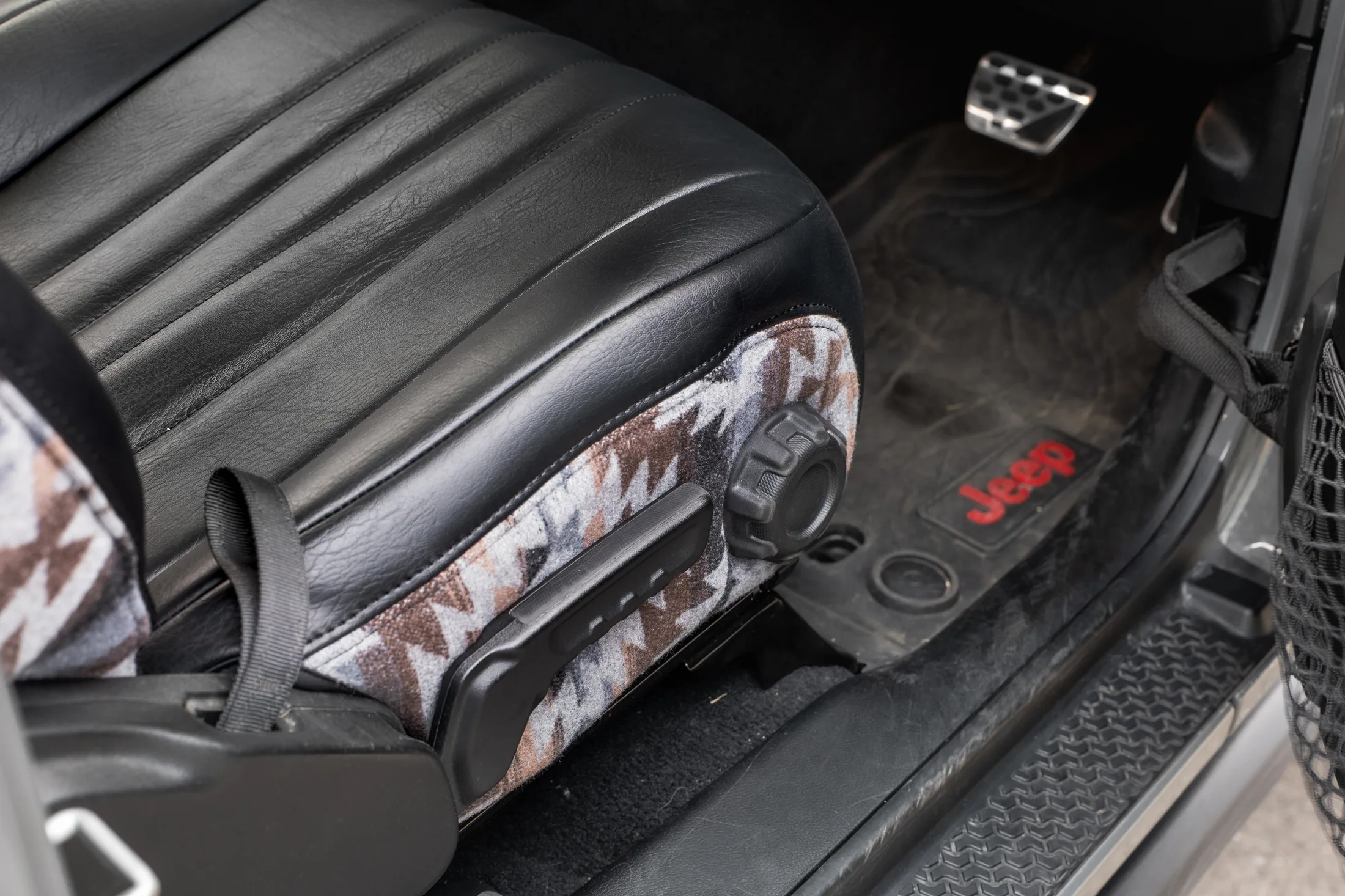 JEEPラングラーのシート側面に入るネイティブ柄