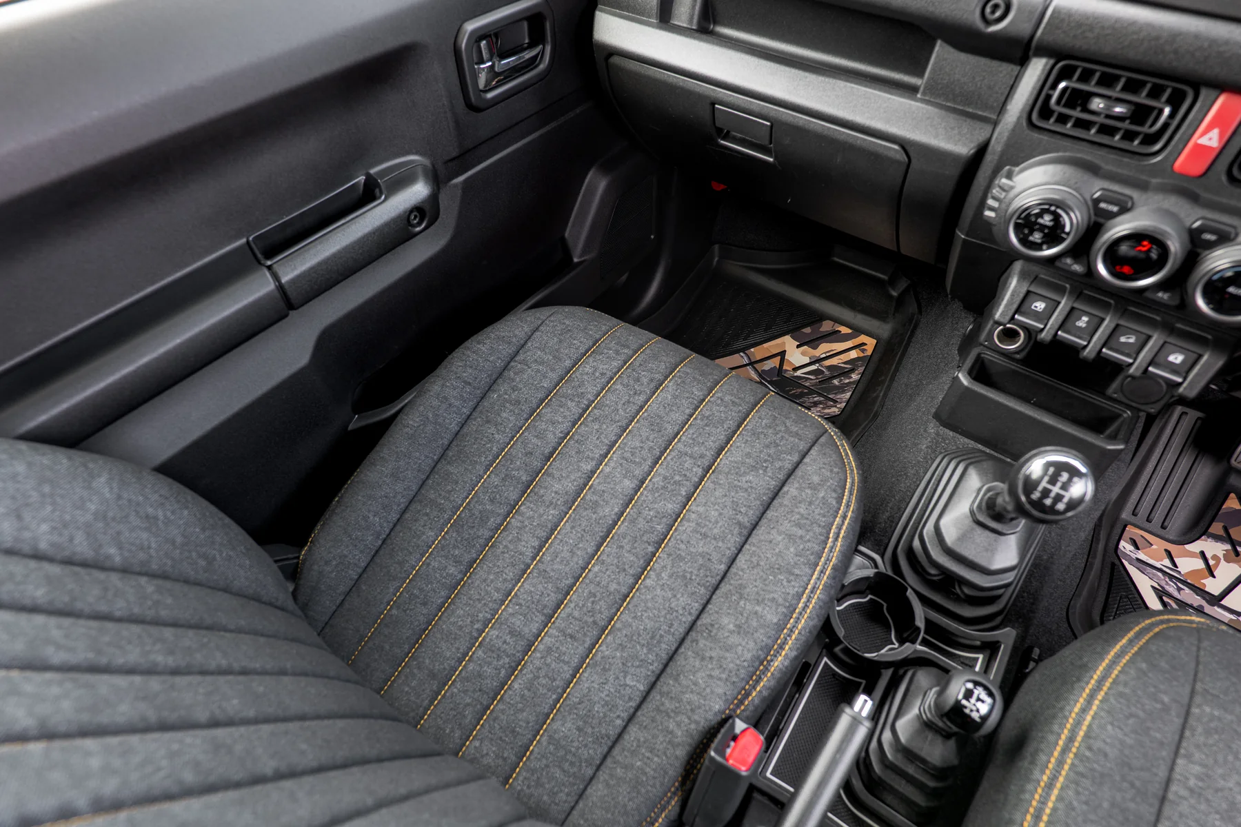 DENIM BLACK CABINのジムニー実車写真