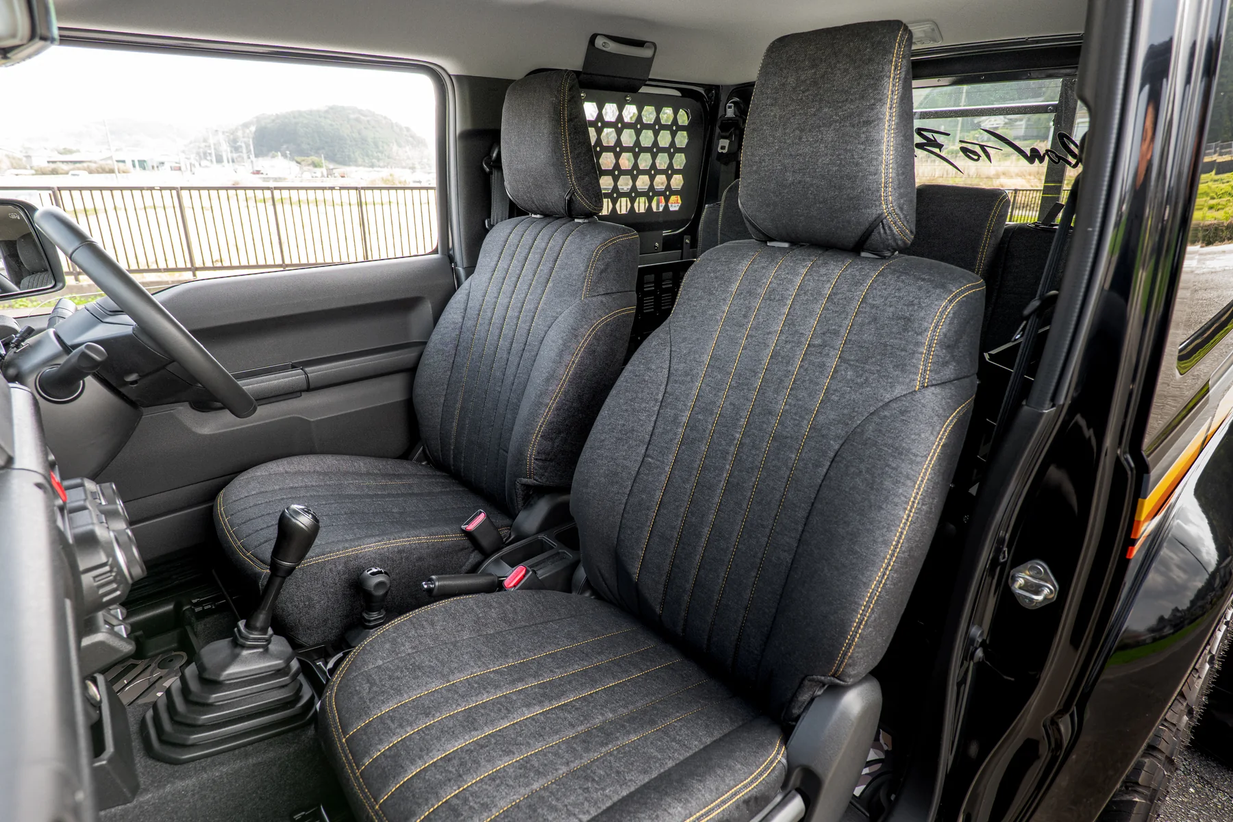 DENIM BLACK FRONTのジムニー実車写真