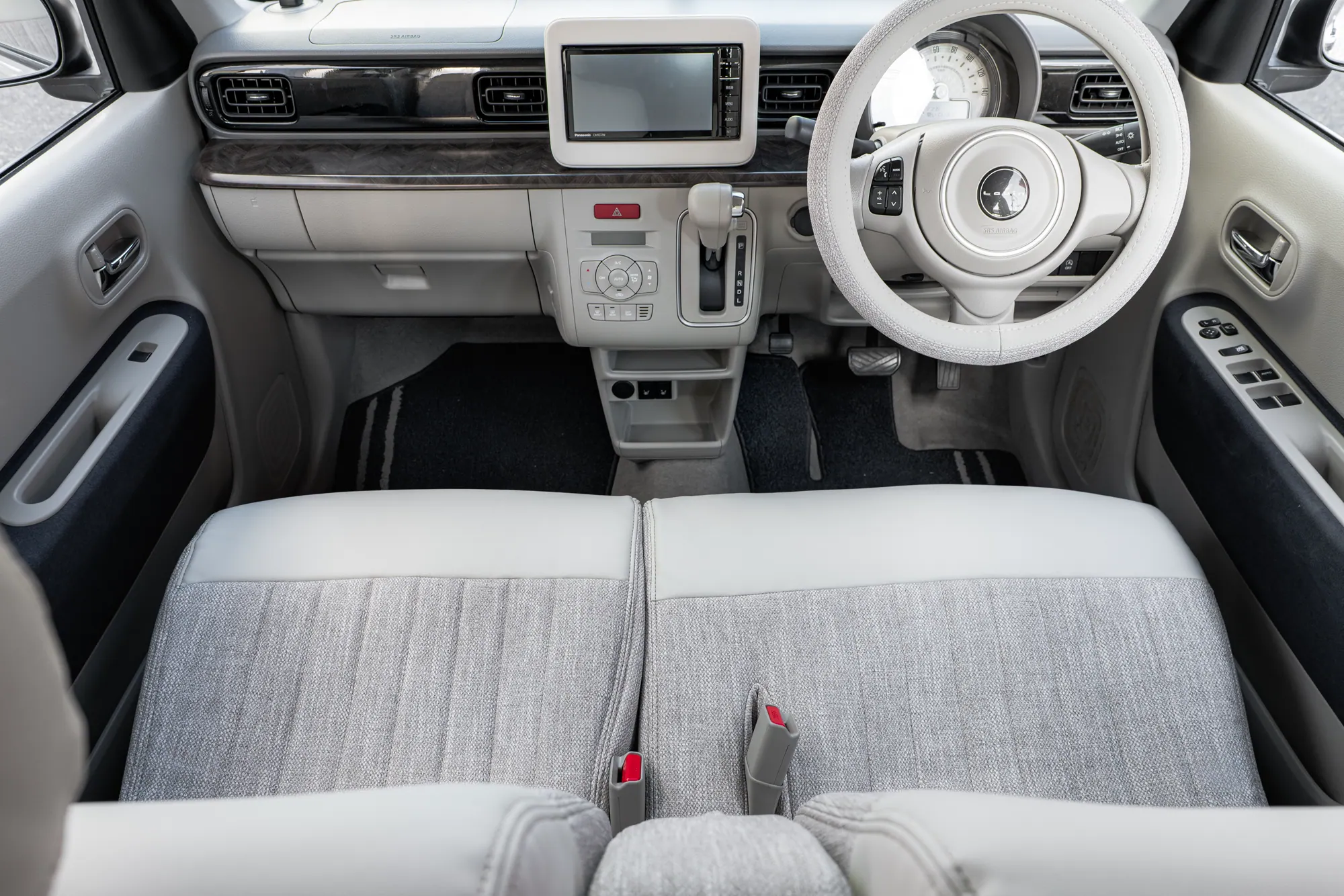 ラパンのコックピットとビスキュイの前席