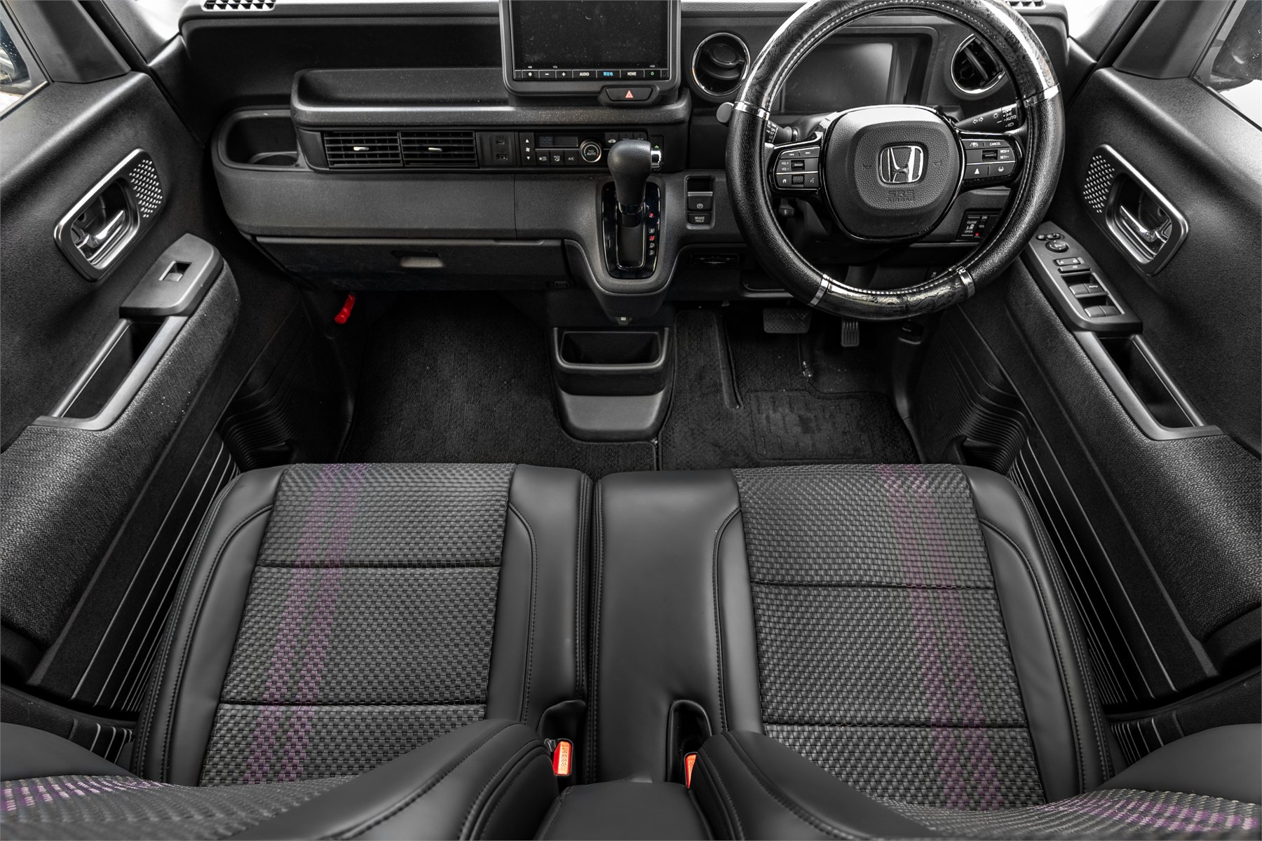 後方から見たクロスラインスポーツとN-BOXの運転席