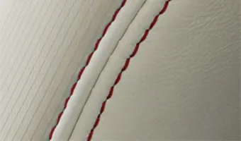 画像：白色の革に赤糸のステッチ